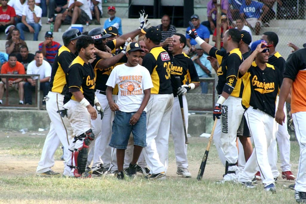 Tony Batista celebra junto a sus compañeros su oportuno cuadrangular